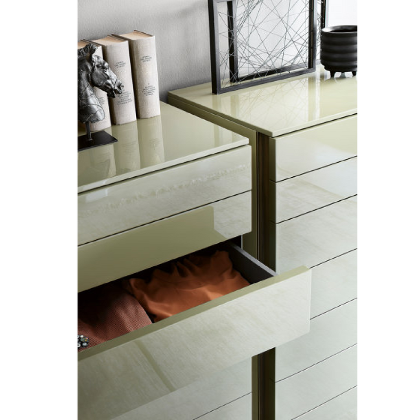 Glossy Grooved Chest of Drawers | Lema Florens | Italianfurniture.com