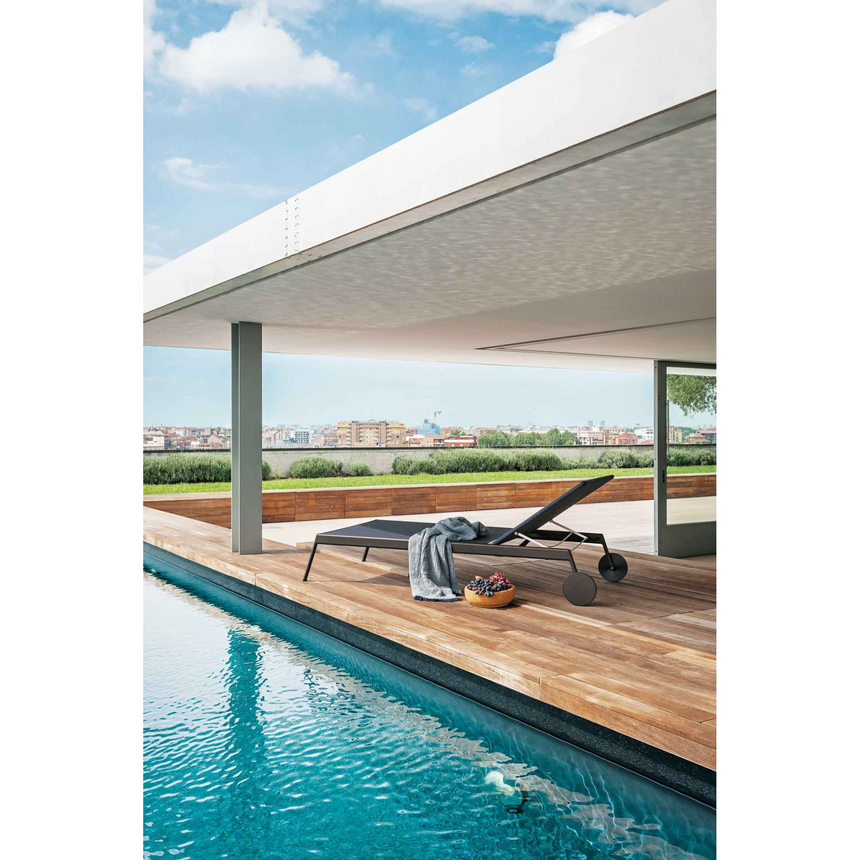 Painted Aluminum Stackable Sunlounger | Roda Piper