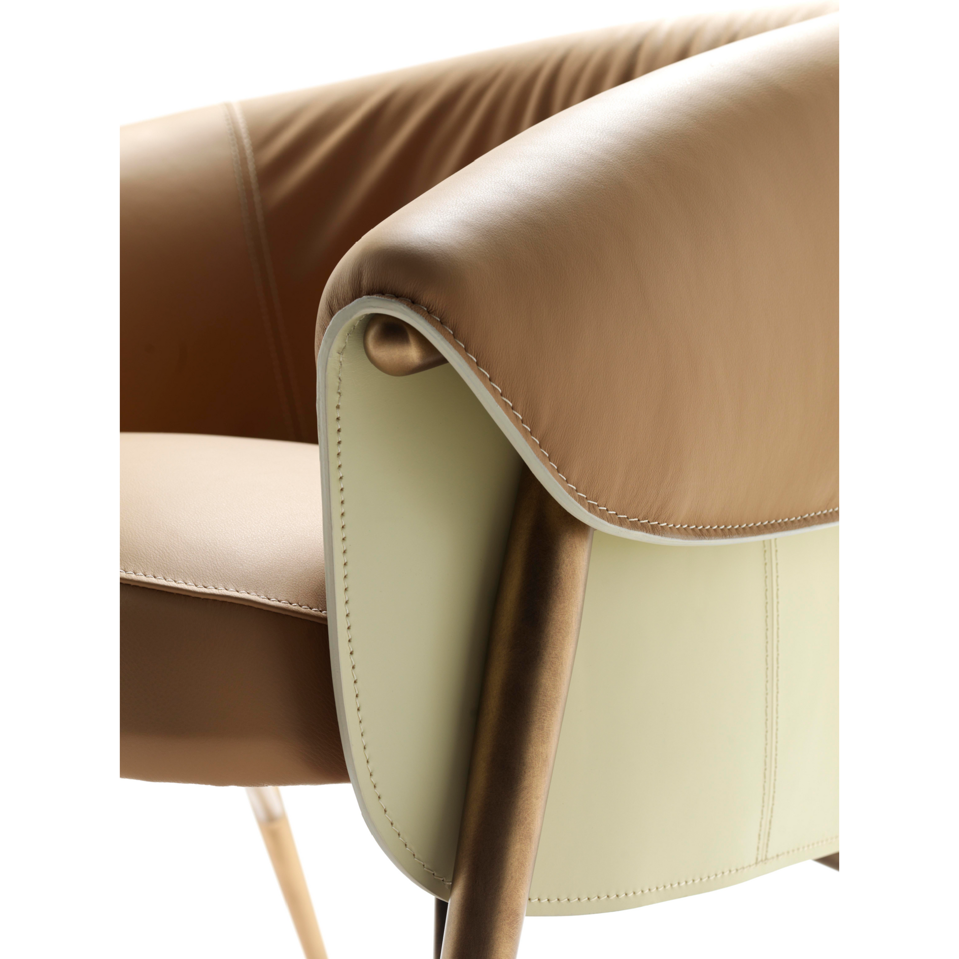 Curved Leather Lounge Chair | Fasem Montgomery | Italianfurniture.com