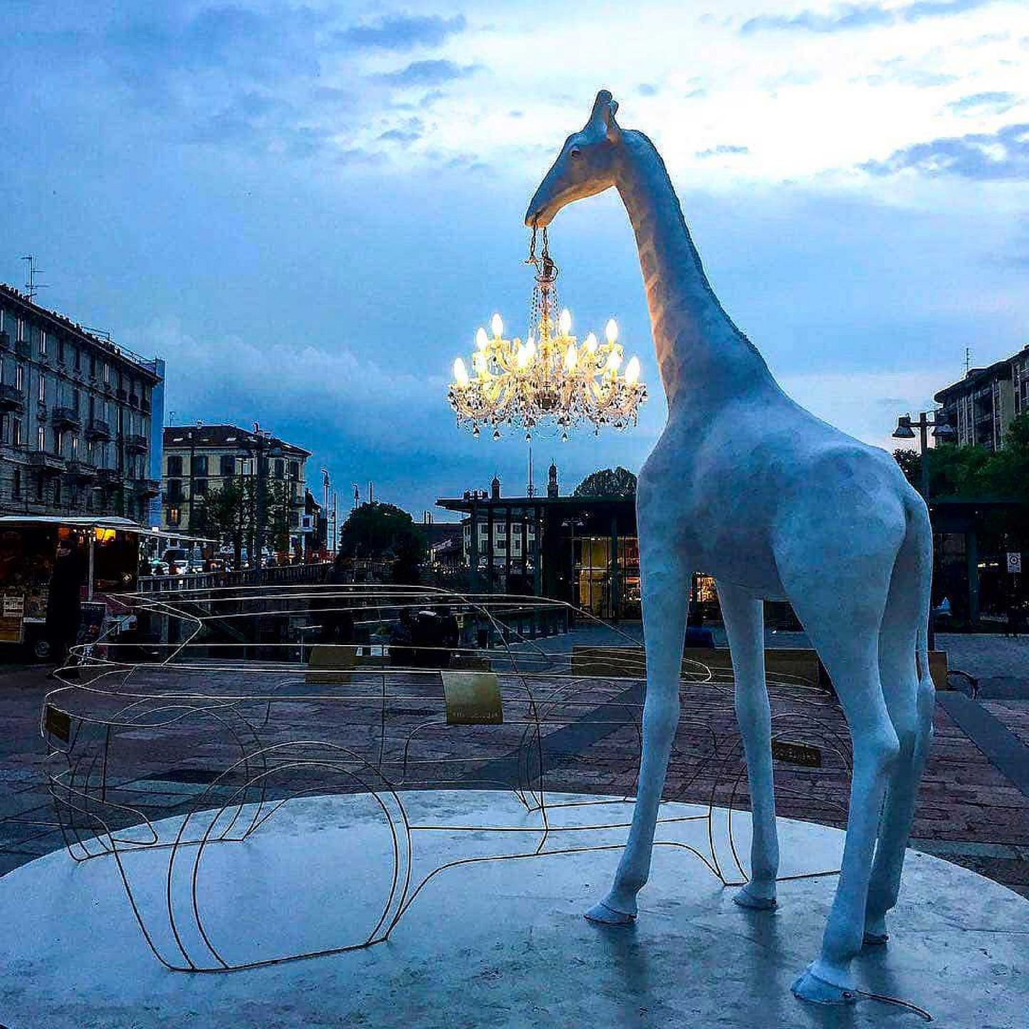 Outdoor Giraffe Statue Chandelier | Qeeboo Giraffe in Love | Italianfurniture.com