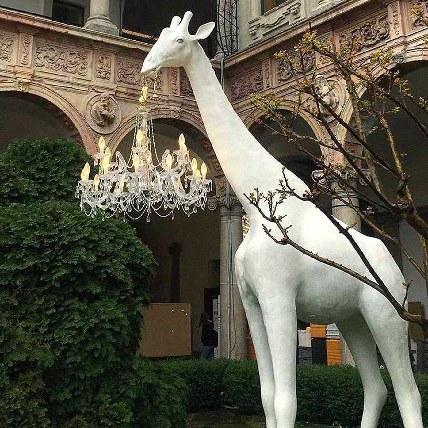 Outdoor Giraffe Statue Chandelier | Qeeboo Giraffe in Love | Italianfurniture.com