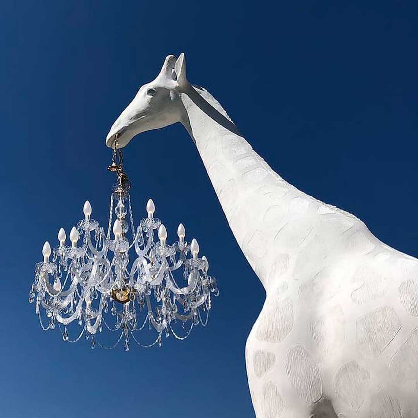 Outdoor Giraffe Statue Chandelier | Qeeboo Giraffe in Love | Italianfurniture.com