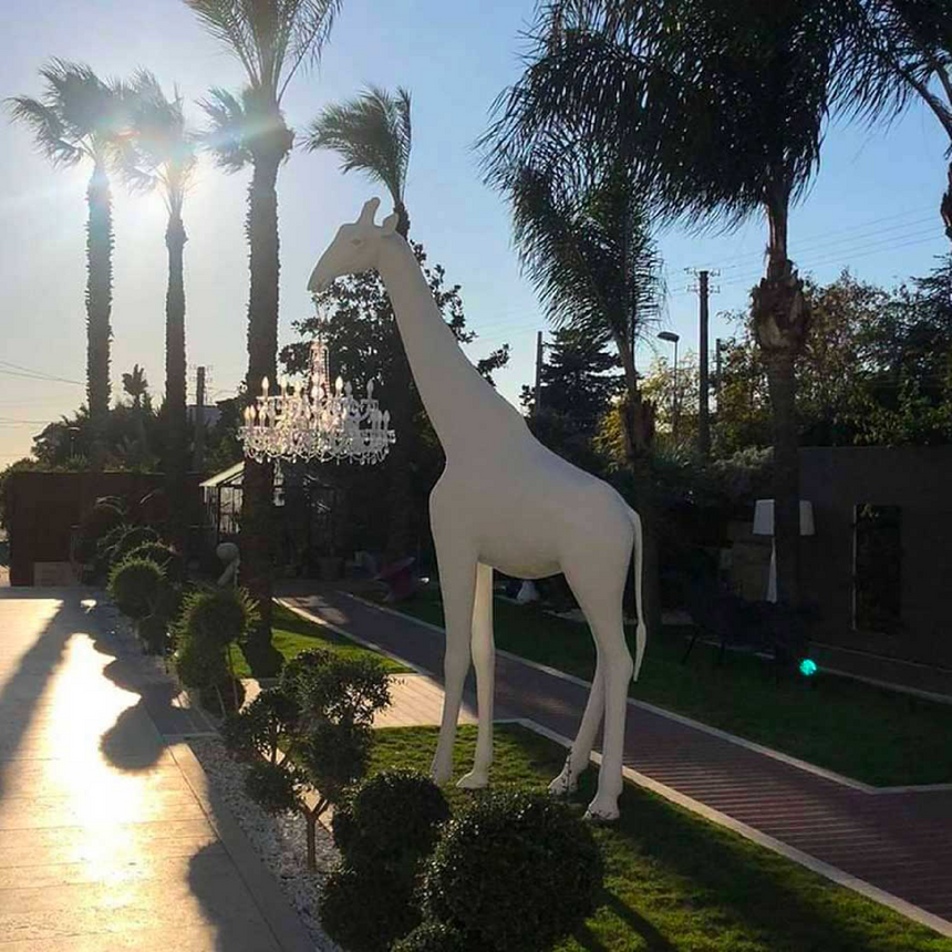 Outdoor Giraffe Statue Chandelier | Qeeboo Giraffe in Love | Italianfurniture.com