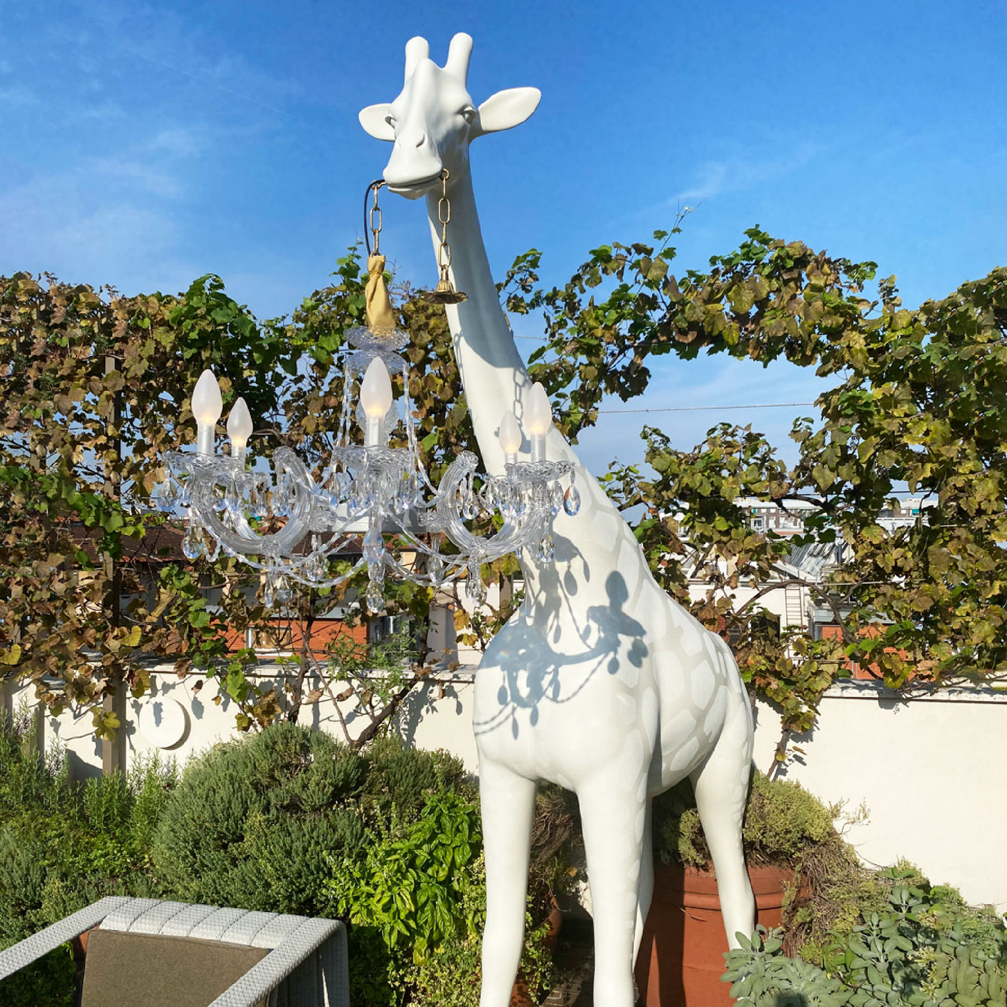 Outdoor Giraffe Statue Chandelier | Qeeboo Giraffe in Love | Italianfurniture.com