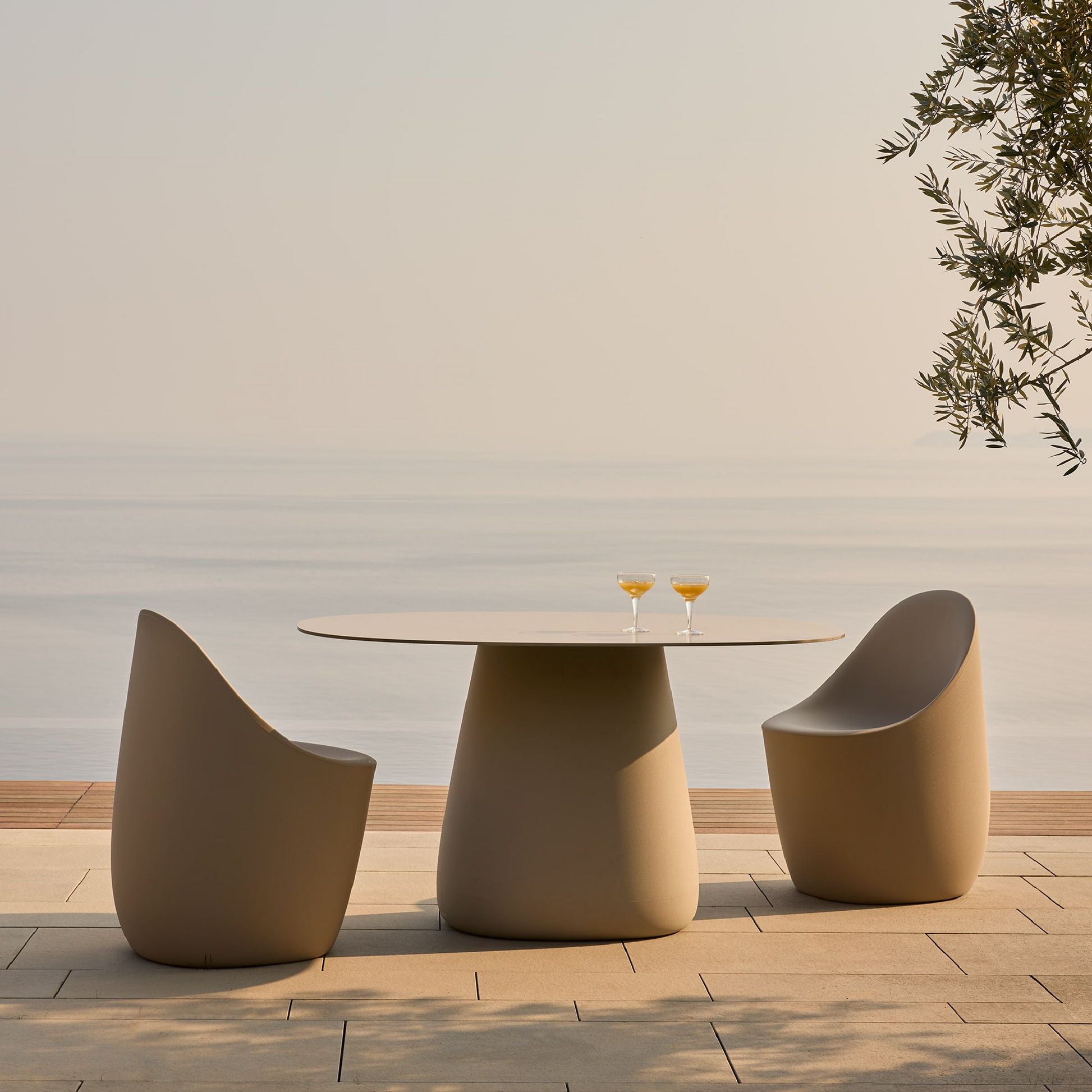 Oval Indoor/Outdoor Dining Table | Qeeboo Cobble | Italianfurniture.com