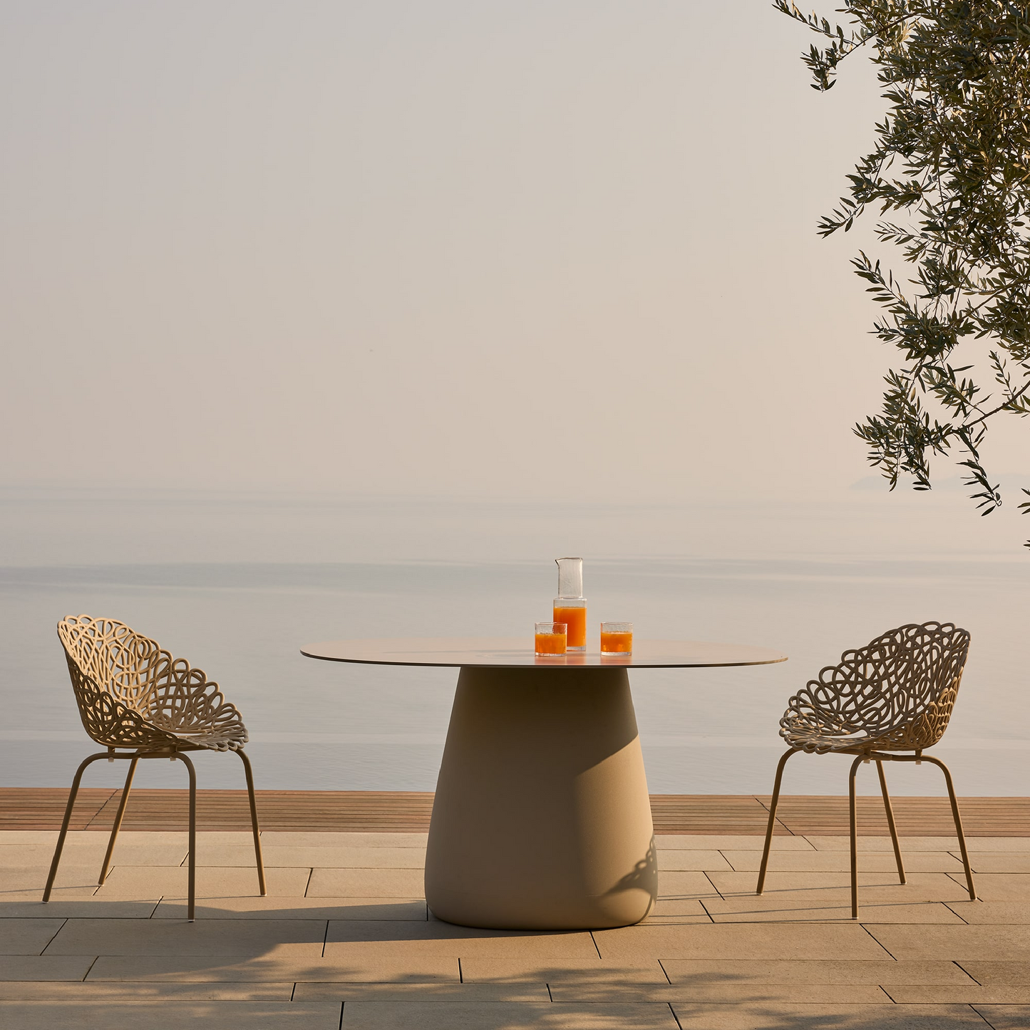 Oval Indoor/Outdoor Dining Table | Qeeboo Cobble | Italianfurniture.com