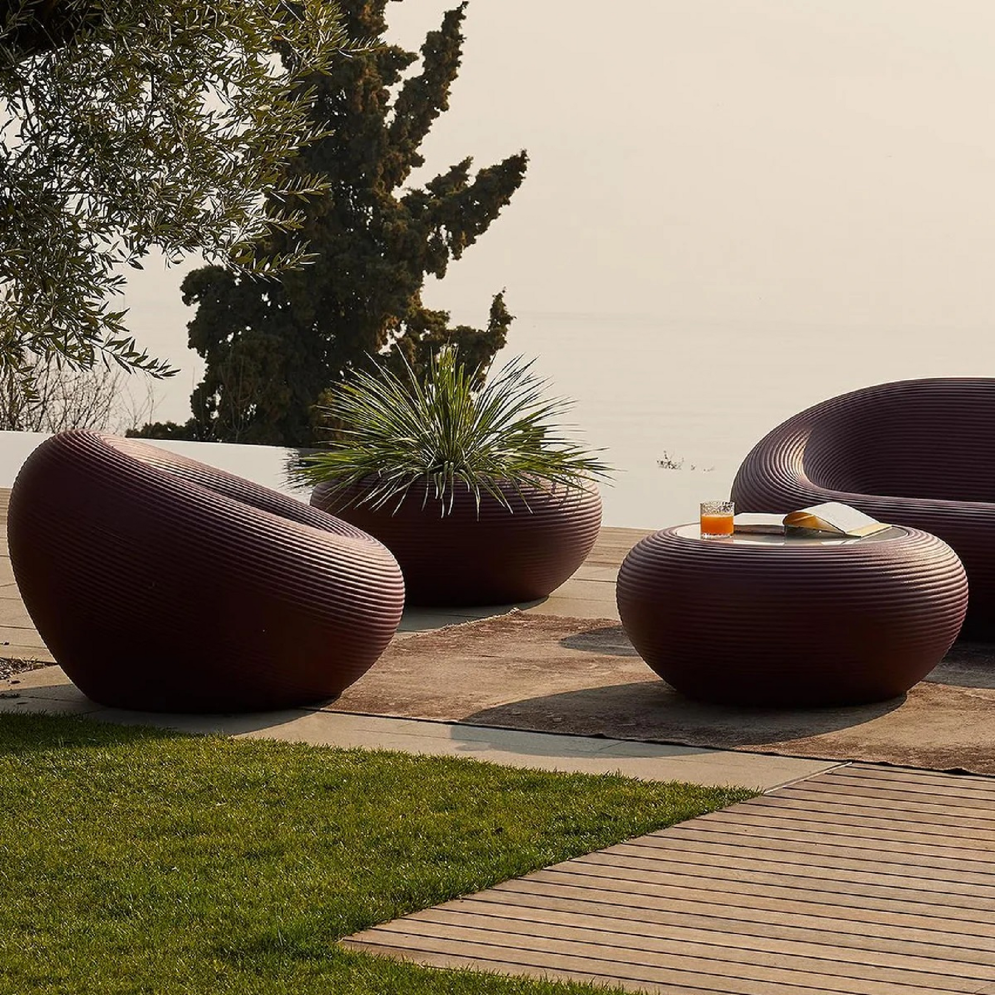 Round Outdoor Lounge Chair | Qeeboo Nami | Italianfurniture.com