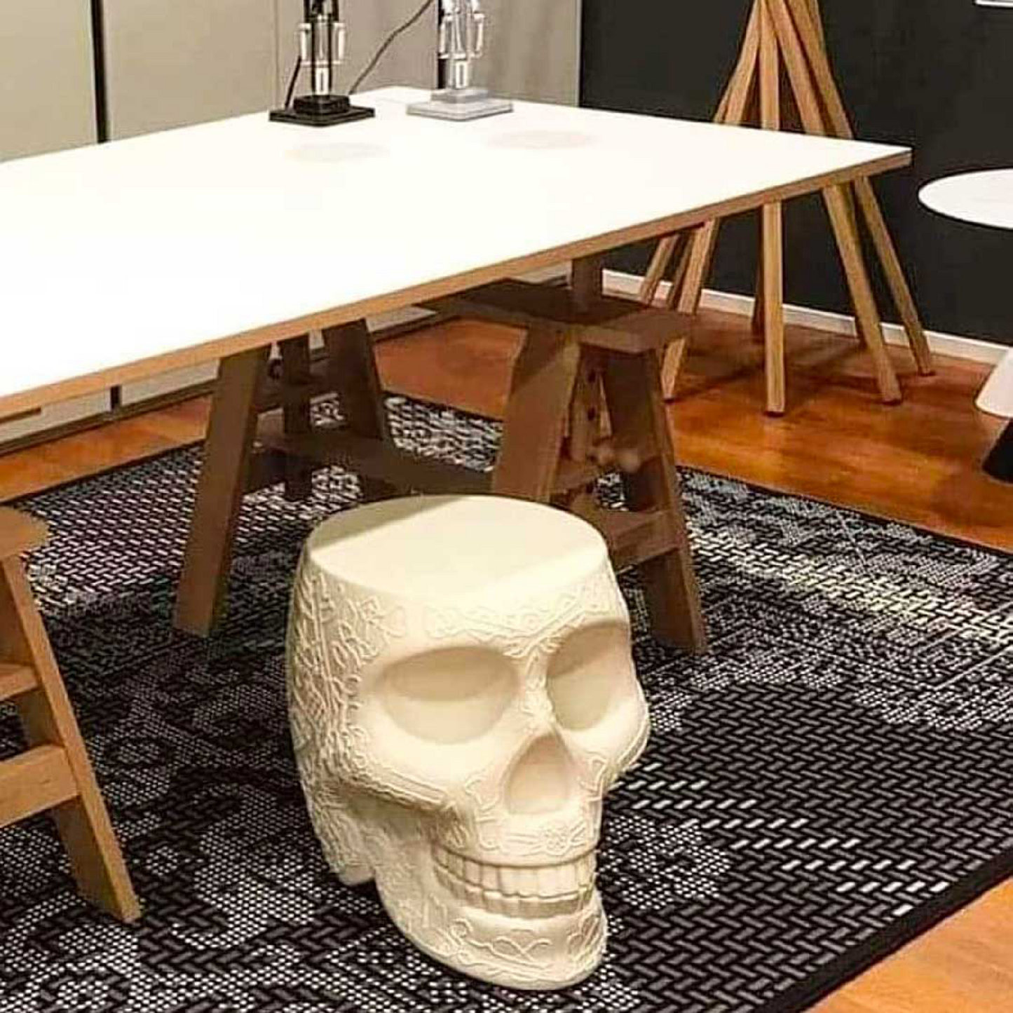 Skull-Shaped Stool Side Table | Qeeboo Mexico | Italianfurniture.com