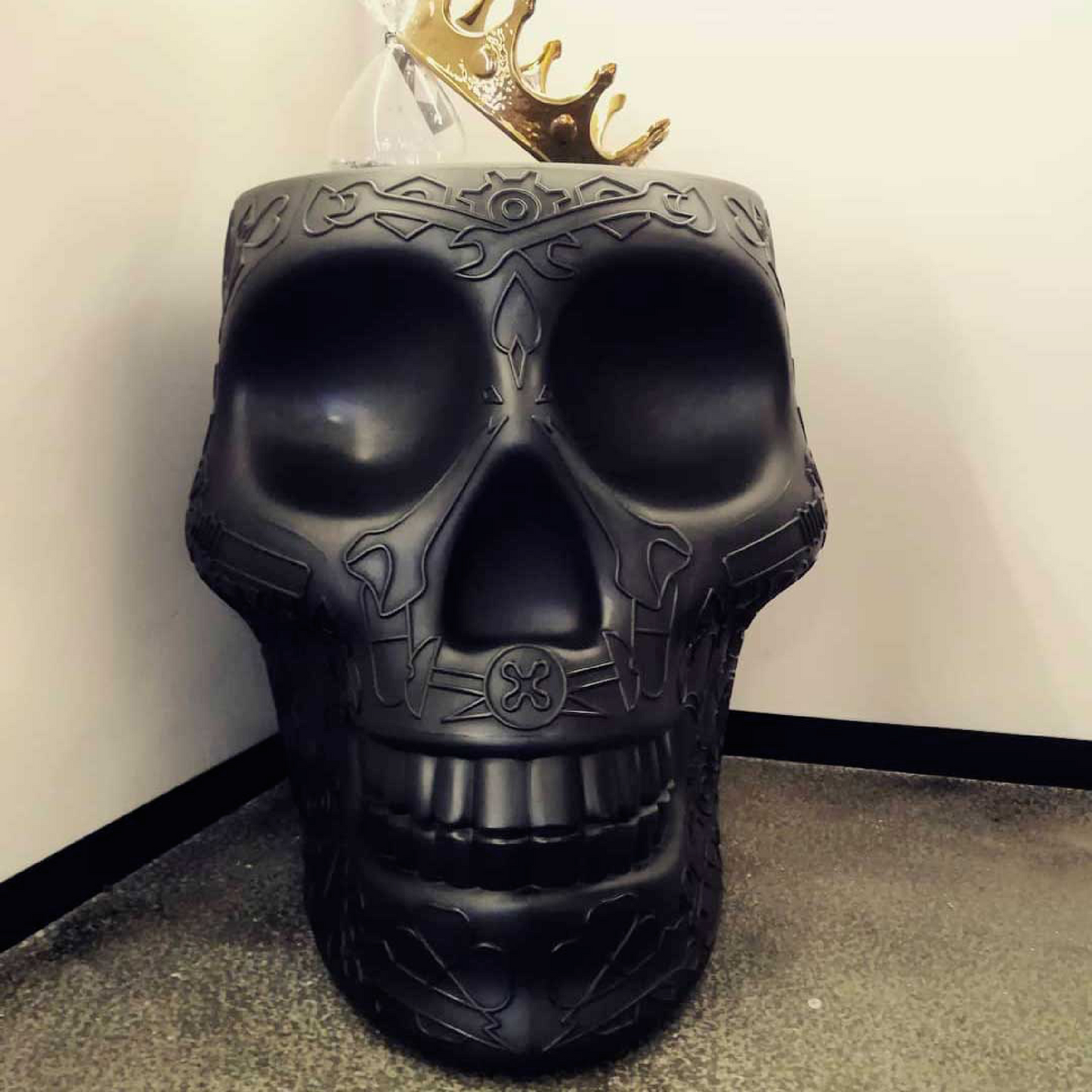 Skull-Shaped Stool Side Table | Qeeboo Mexico | Italianfurniture.com