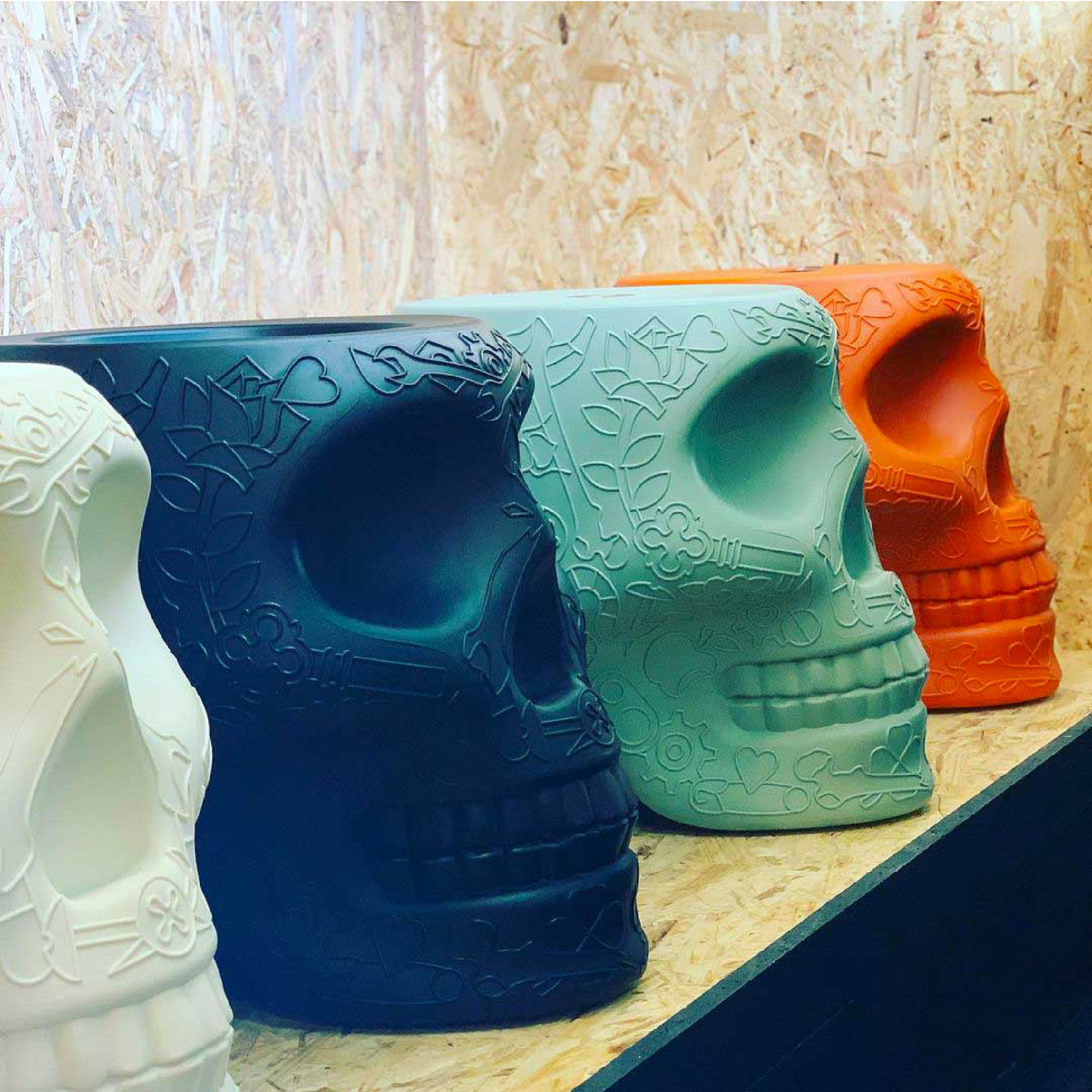 Skull-Shaped Stool Side Table | Qeeboo Mexico | Italianfurniture.com