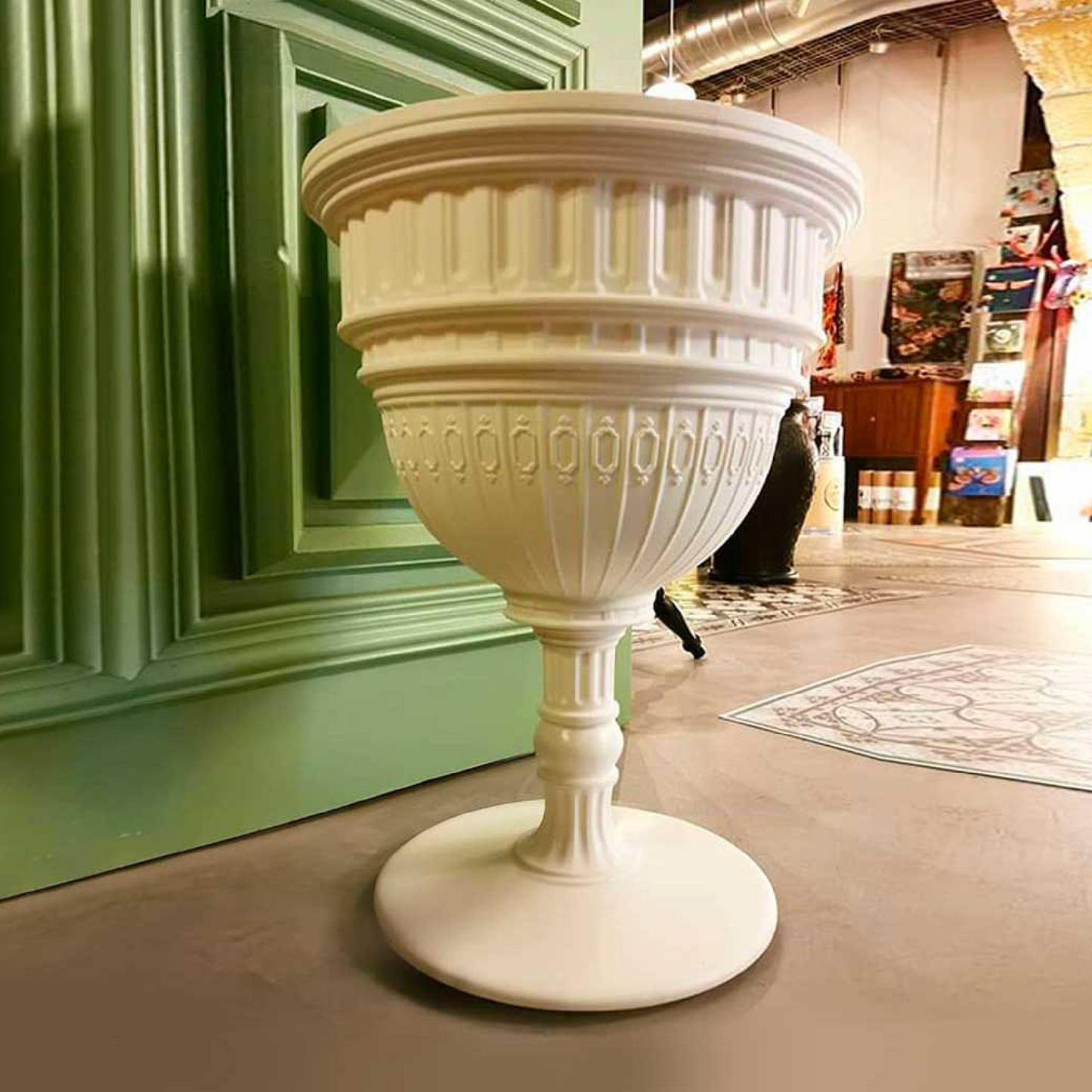 Dome Indoor/Outdoor Side Table | Qeeboo Capitol | Italianfurniture.com