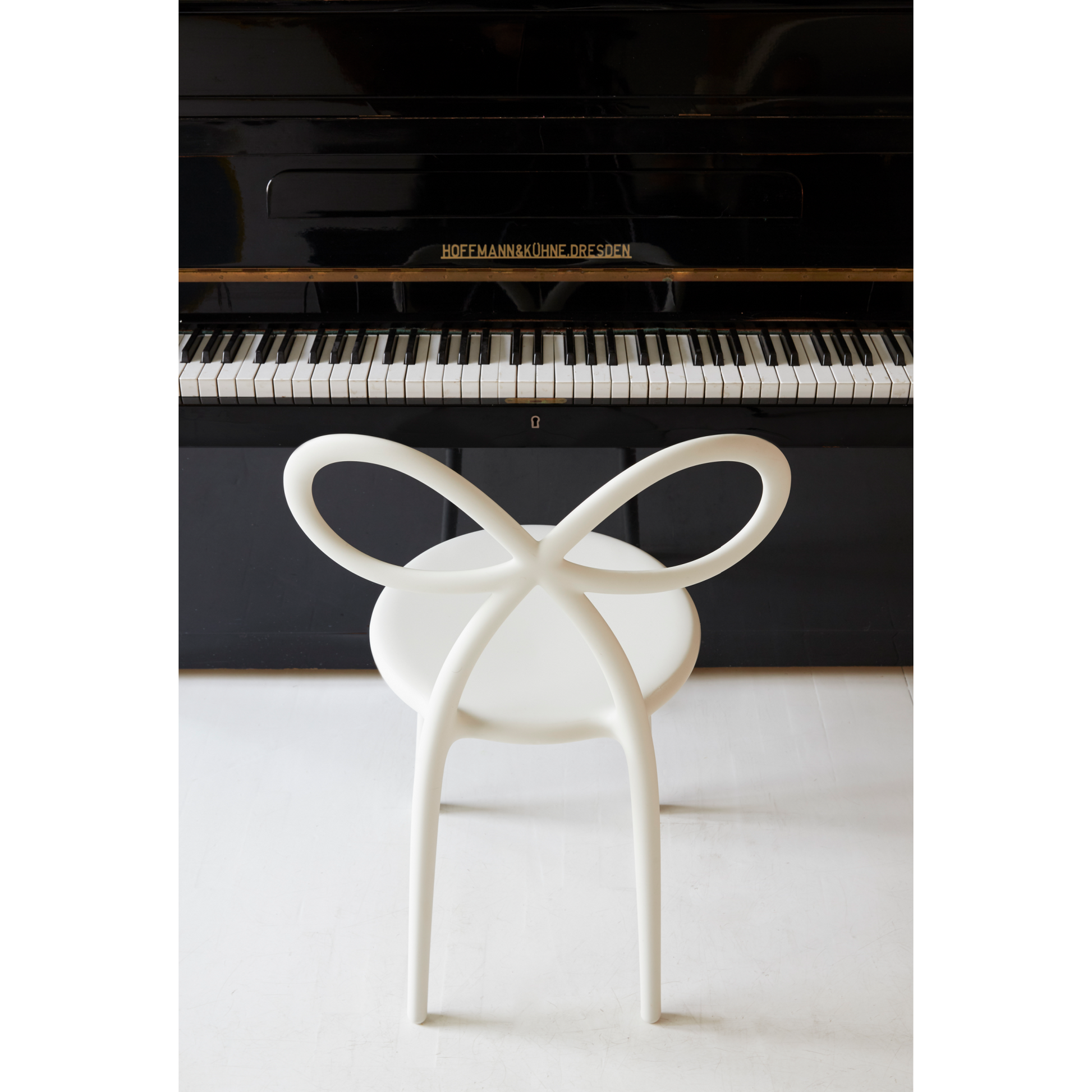 Bow Design Dining Chair | Qeeboo Ribbon | Italianfurniture.com