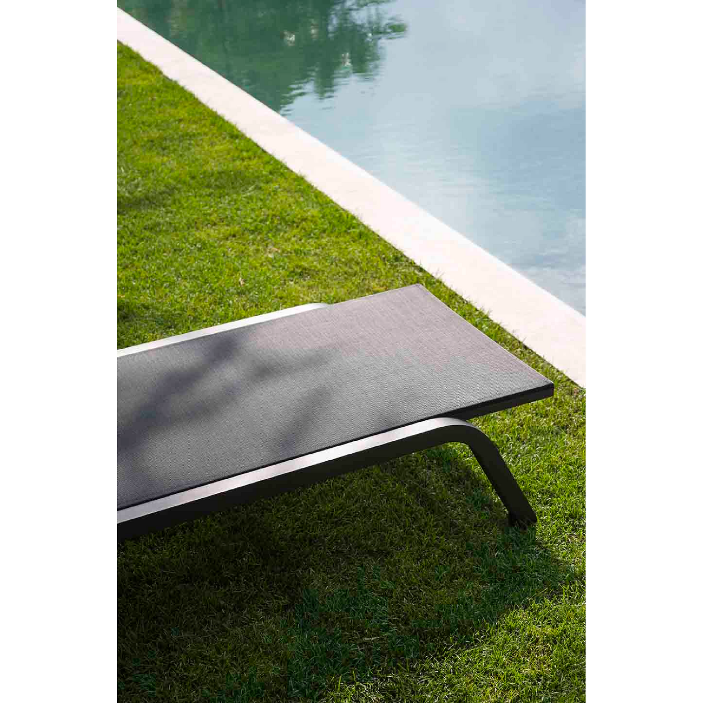 Reclining Stackable Sunlounger | Roda Surfer | Italianfurniture.com