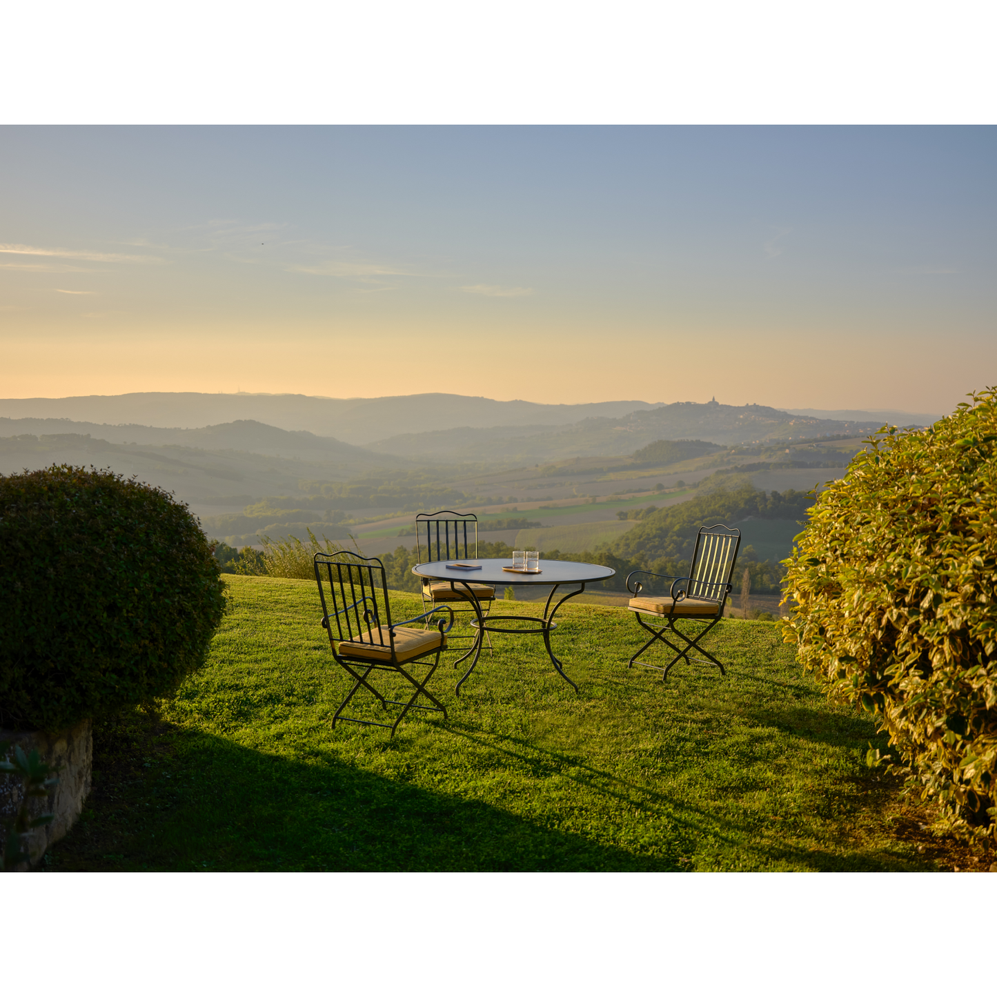 Black Round Outdoor Dining Table | Unopiu Toscana | Italianfurniture.com