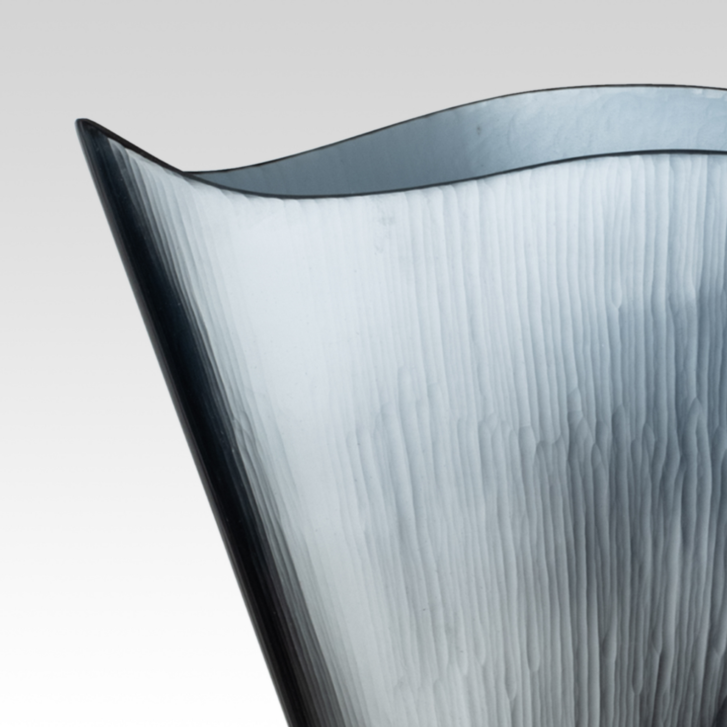 Wavy-Edged Glass Vase | Venini Battuti